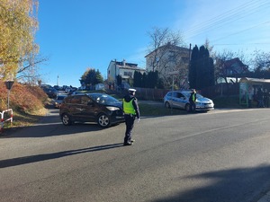 umundurowani policjanci na drogach w rejonie cmentarzy kierują ruchem