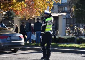 umundurowani policjanci na drogach w rejonie cmentarzy kierują ruchem