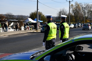 umundurowani policjanci na drogach w rejonie cmentarzy kierują ruchem