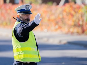 umundurowani policjanci na drogach w rejonie cmentarzy kierują ruchem