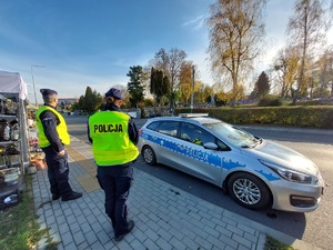 umundurowani policjanci na drogach w rejonie cmentarzy kierują ruchem