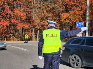 umundurowani policjanci na drogach w rejonie cmentarzy kierują ruchem