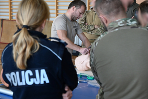 Policjanci - kontrterroryści wraz z instruktorami podczas warsztatów na auli OPP w Rzeszowie oraz przed budynkiem.