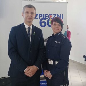 Działania Bezpieczni 60+, na zdjęciach samochody na torze, oraz uczestnicy