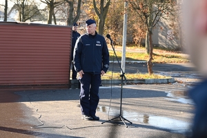 Komendant Wojewódzki Policji w Rzeszowie podczas spotkania z policjantami OPP w Rzeszowie na placu ćwiczeniowym