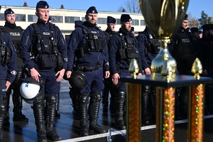 Komendant Wojewódzki Policji w Rzeszowie podczas spotkania z policjantami OPP w Rzeszowie na placu ćwiczeniowym