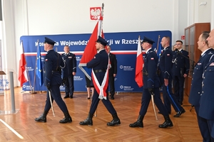 Policjanci i zaproszeni goście podczas uroczystego ślubowania w auli Komendy Wojewódzkiej Policji w Rzeszowie