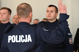 Policjanci i zaproszeni goście podczas uroczystego ślubowania w auli Komendy Wojewódzkiej Policji w Rzeszowie