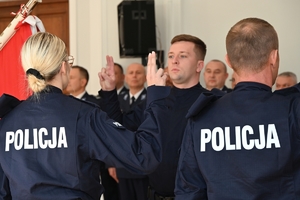 Policjanci i zaproszeni goście podczas uroczystego ślubowania w auli Komendy Wojewódzkiej Policji w Rzeszowie