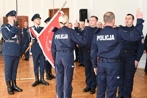 Policjanci i zaproszeni goście podczas uroczystego ślubowania w auli Komendy Wojewódzkiej Policji w Rzeszowie