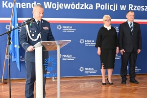 Policjanci i zaproszeni goście podczas uroczystego ślubowania w auli Komendy Wojewódzkiej Policji w Rzeszowie