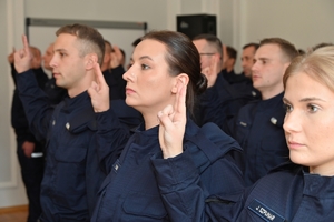 Policjanci i zaproszeni goście podczas uroczystego ślubowania w auli Komendy Wojewódzkiej Policji w Rzeszowie