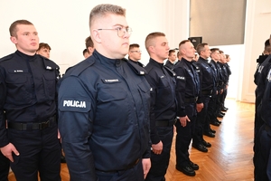 Policjanci i zaproszeni goście podczas uroczystego ślubowania w auli Komendy Wojewódzkiej Policji w Rzeszowie