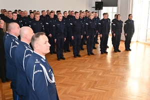 Policjanci i zaproszeni goście podczas uroczystego ślubowania w auli Komendy Wojewódzkiej Policji w Rzeszowie