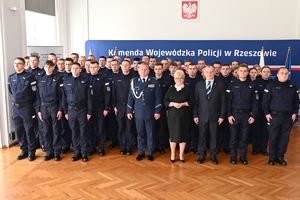 Policjanci i zaproszeni goście podczas uroczystego ślubowania w auli Komendy Wojewódzkiej Policji w Rzeszowie