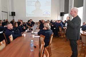 Prelegenci i policjanci uczestniczący w szkoleniu podczas zajęć.