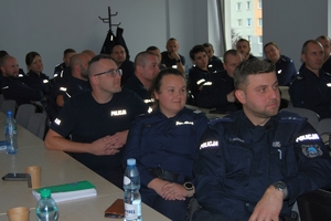 Prelegenci i policjanci uczestniczący w szkoleniu podczas zajęć.