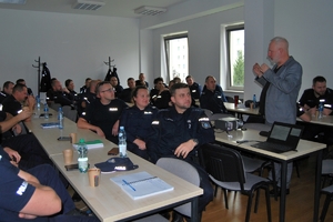 Prelegenci i policjanci uczestniczący w szkoleniu podczas zajęć.