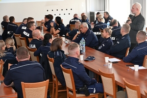 Prelegenci i policjanci uczestniczący w szkoleniu podczas zajęć.