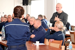 Prelegenci i policjanci uczestniczący w szkoleniu podczas zajęć.