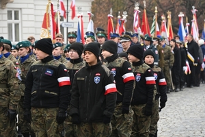 Uczestnicy uroczystości Narodowego Święta Niepodległości w Rzeszowie podczas obchodów.