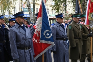 Uczestnicy uroczystości Narodowego Święta Niepodległości w Rzeszowie podczas obchodów.