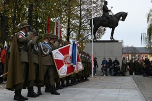 Uczestnicy uroczystości Narodowego Święta Niepodległości w Rzeszowie podczas obchodów.