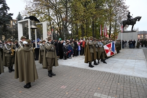 Uczestnicy uroczystości Narodowego Święta Niepodległości w Rzeszowie podczas obchodów.