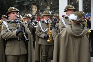 Uczestnicy uroczystości Narodowego Święta Niepodległości w Rzeszowie podczas obchodów.