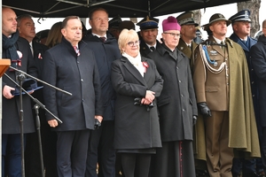 Uczestnicy uroczystości Narodowego Święta Niepodległości w Rzeszowie podczas obchodów.