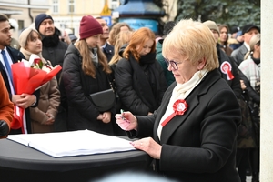 Uczestnicy uroczystości Narodowego Święta Niepodległości w Rzeszowie podczas obchodów.