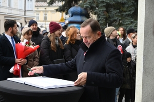 Uczestnicy uroczystości Narodowego Święta Niepodległości w Rzeszowie podczas obchodów.