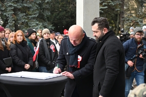 Uczestnicy uroczystości Narodowego Święta Niepodległości w Rzeszowie podczas obchodów.