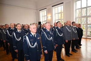 zdjęcia z auli KWP Rzeszów, z uroczystości podczas której funkcjonariuszami otrzymali odznaczenia i medale