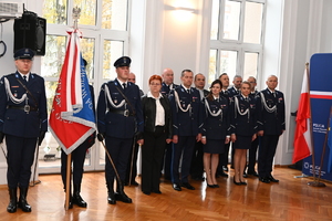 zdjęcia z auli KWP Rzeszów, z uroczystości podczas której funkcjonariuszami otrzymali odznaczenia i medale