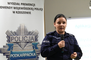 zgromadzeni na sali seniorzy oraz dzieci, a także funkcjonariuszki Policji