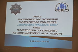 W auli Komendy Wojewódzkiej Policji w Rzeszowie odbyła się wyjątkowa uroczystość, podczas której laureaci tegorocznej edycji konkursu plastycznego „Bezpieczne Wakacje 2024” oraz konkursu na profilaktyczny spot filmowy, odebrali nagrody. Organizatorem konkursów był Wydział Prewencji Komendy Wojewódzkiej Policji w Rzeszowie oraz Regionalny Ośrodek Polityki Społecznej w Rzeszowie