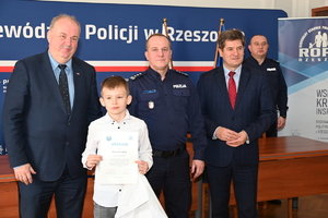 W auli Komendy Wojewódzkiej Policji w Rzeszowie odbyła się wyjątkowa uroczystość, podczas której laureaci tegorocznej edycji konkursu plastycznego „Bezpieczne Wakacje 2024” oraz konkursu na profilaktyczny spot filmowy, odebrali nagrody. Organizatorem konkursów był Wydział Prewencji Komendy Wojewódzkiej Policji w Rzeszowie oraz Regionalny Ośrodek Polityki Społecznej w Rzeszowie