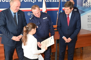 W auli Komendy Wojewódzkiej Policji w Rzeszowie odbyła się wyjątkowa uroczystość, podczas której laureaci tegorocznej edycji konkursu plastycznego „Bezpieczne Wakacje 2024” oraz konkursu na profilaktyczny spot filmowy, odebrali nagrody. Organizatorem konkursów był Wydział Prewencji Komendy Wojewódzkiej Policji w Rzeszowie oraz Regionalny Ośrodek Polityki Społecznej w Rzeszowie