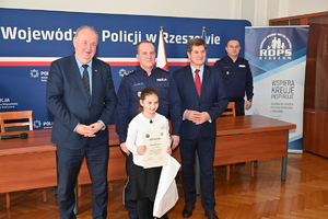 W auli Komendy Wojewódzkiej Policji w Rzeszowie odbyła się wyjątkowa uroczystość, podczas której laureaci tegorocznej edycji konkursu plastycznego „Bezpieczne Wakacje 2024” oraz konkursu na profilaktyczny spot filmowy, odebrali nagrody. Organizatorem konkursów był Wydział Prewencji Komendy Wojewódzkiej Policji w Rzeszowie oraz Regionalny Ośrodek Polityki Społecznej w Rzeszowie