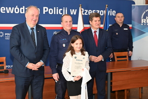 W auli Komendy Wojewódzkiej Policji w Rzeszowie odbyła się wyjątkowa uroczystość, podczas której laureaci tegorocznej edycji konkursu plastycznego „Bezpieczne Wakacje 2024” oraz konkursu na profilaktyczny spot filmowy, odebrali nagrody. Organizatorem konkursów był Wydział Prewencji Komendy Wojewódzkiej Policji w Rzeszowie oraz Regionalny Ośrodek Polityki Społecznej w Rzeszowie