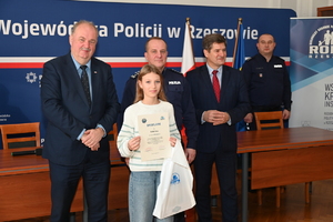 W auli Komendy Wojewódzkiej Policji w Rzeszowie odbyła się wyjątkowa uroczystość, podczas której laureaci tegorocznej edycji konkursu plastycznego „Bezpieczne Wakacje 2024” oraz konkursu na profilaktyczny spot filmowy, odebrali nagrody. Organizatorem konkursów był Wydział Prewencji Komendy Wojewódzkiej Policji w Rzeszowie oraz Regionalny Ośrodek Polityki Społecznej w Rzeszowie