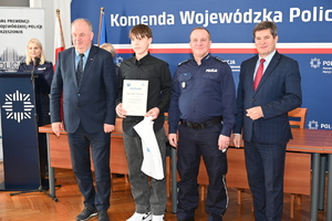 W auli Komendy Wojewódzkiej Policji w Rzeszowie odbyła się wyjątkowa uroczystość, podczas której laureaci tegorocznej edycji konkursu plastycznego „Bezpieczne Wakacje 2024” oraz konkursu na profilaktyczny spot filmowy, odebrali nagrody. Organizatorem konkursów był Wydział Prewencji Komendy Wojewódzkiej Policji w Rzeszowie oraz Regionalny Ośrodek Polityki Społecznej w Rzeszowie