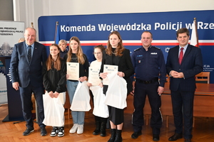 W auli Komendy Wojewódzkiej Policji w Rzeszowie odbyła się wyjątkowa uroczystość, podczas której laureaci tegorocznej edycji konkursu plastycznego „Bezpieczne Wakacje 2024” oraz konkursu na profilaktyczny spot filmowy, odebrali nagrody. Organizatorem konkursów był Wydział Prewencji Komendy Wojewódzkiej Policji w Rzeszowie oraz Regionalny Ośrodek Polityki Społecznej w Rzeszowie