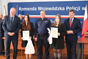 W auli Komendy Wojewódzkiej Policji w Rzeszowie odbyła się wyjątkowa uroczystość, podczas której laureaci tegorocznej edycji konkursu plastycznego „Bezpieczne Wakacje 2024” oraz konkursu na profilaktyczny spot filmowy, odebrali nagrody. Organizatorem konkursów był Wydział Prewencji Komendy Wojewódzkiej Policji w Rzeszowie oraz Regionalny Ośrodek Polityki Społecznej w Rzeszowie