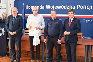 W auli Komendy Wojewódzkiej Policji w Rzeszowie odbyła się wyjątkowa uroczystość, podczas której laureaci tegorocznej edycji konkursu plastycznego „Bezpieczne Wakacje 2024” oraz konkursu na profilaktyczny spot filmowy, odebrali nagrody. Organizatorem konkursów był Wydział Prewencji Komendy Wojewódzkiej Policji w Rzeszowie oraz Regionalny Ośrodek Polityki Społecznej w Rzeszowie