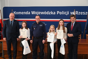 W auli Komendy Wojewódzkiej Policji w Rzeszowie odbyła się wyjątkowa uroczystość, podczas której laureaci tegorocznej edycji konkursu plastycznego „Bezpieczne Wakacje 2024” oraz konkursu na profilaktyczny spot filmowy, odebrali nagrody. Organizatorem konkursów był Wydział Prewencji Komendy Wojewódzkiej Policji w Rzeszowie oraz Regionalny Ośrodek Polityki Społecznej w Rzeszowie