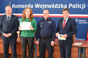 W auli Komendy Wojewódzkiej Policji w Rzeszowie odbyła się wyjątkowa uroczystość, podczas której laureaci tegorocznej edycji konkursu plastycznego „Bezpieczne Wakacje 2024” oraz konkursu na profilaktyczny spot filmowy, odebrali nagrody. Organizatorem konkursów był Wydział Prewencji Komendy Wojewódzkiej Policji w Rzeszowie oraz Regionalny Ośrodek Polityki Społecznej w Rzeszowie