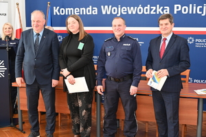 W auli Komendy Wojewódzkiej Policji w Rzeszowie odbyła się wyjątkowa uroczystość, podczas której laureaci tegorocznej edycji konkursu plastycznego „Bezpieczne Wakacje 2024” oraz konkursu na profilaktyczny spot filmowy, odebrali nagrody. Organizatorem konkursów był Wydział Prewencji Komendy Wojewódzkiej Policji w Rzeszowie oraz Regionalny Ośrodek Polityki Społecznej w Rzeszowie