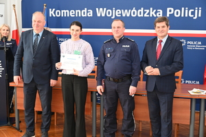 W auli Komendy Wojewódzkiej Policji w Rzeszowie odbyła się wyjątkowa uroczystość, podczas której laureaci tegorocznej edycji konkursu plastycznego „Bezpieczne Wakacje 2024” oraz konkursu na profilaktyczny spot filmowy, odebrali nagrody. Organizatorem konkursów był Wydział Prewencji Komendy Wojewódzkiej Policji w Rzeszowie oraz Regionalny Ośrodek Polityki Społecznej w Rzeszowie